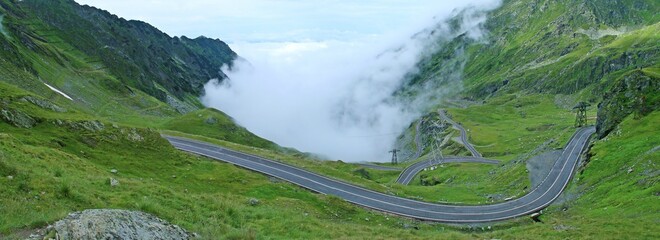 La Transfagarasan o DN7C es la segunda carretera pavimentada más alta de Rumanía. Foto de la ladera norte de la montaña, en el valle del río Balea. Carretera ubicada en los Cárpatos de Rumania.