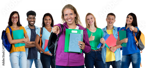 Lachende deutsche Studentin mit Gruppe Jugendlicher Fototapet