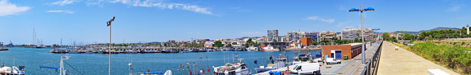 Wall Mural - Puerto y faro de Sant Cristofol en Vilanova i la Geltru en Barcelona, Catalunya, España, Europa
