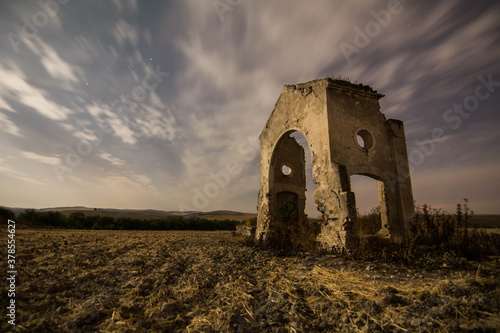 Fotografía cortijo en ruinas con nubes movidas