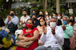 © hectorfabio - Personas disfrutando de una boda durante la pandemia del coronavirus, llevando puesta la mascarilla