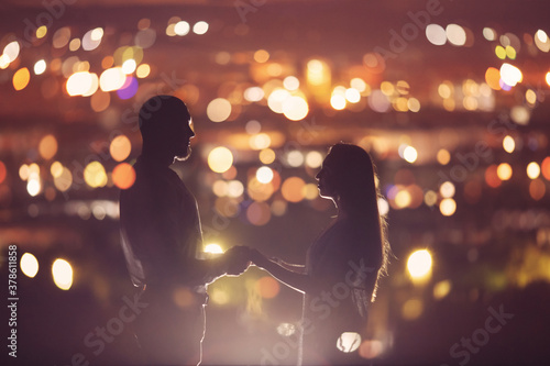 Fotografía Romantic Lovers couple against background night city, sky star