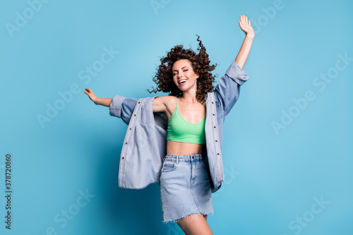 Fotografía Photo of cute charming young lady smiling closed eyes hands raised up carefree d