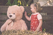 Hübsches kleines Mädchen kuschelt streichelt Teddybär retro dress Var. 3