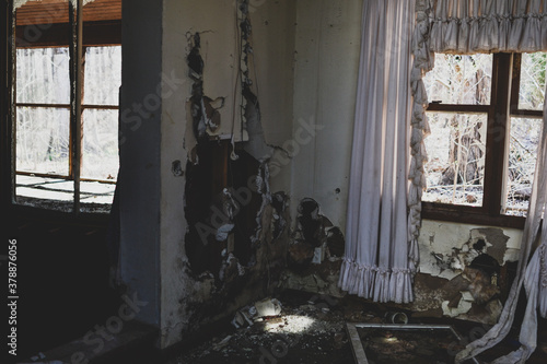 Fotomural vintage curtains on a decaying window