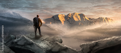 Fotografía Wanderer auf einem Gipfel in winterlicher Berglandschaft