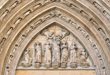 Detalle escultorico arco en la catedral de Valencia