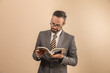 © Gener Vázquez - Retrato Hombre de negocios maestro profesional leyendo libro aislado