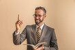 © Gener Vázquez - Retrato Hombre de negocios maestro profesional leyendo libro aislado