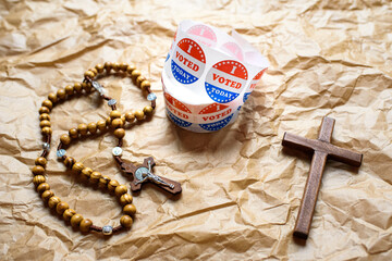 Christian cross and rosary next to the concept of American presidential elections.