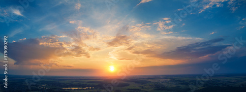Fotografía Spring rural landscape in the evening with beautiful burning sky, aerial view
