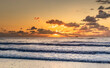 Zachód słońca na plaży w Egmond aan Zee. Holandia, wrzesień 2020.