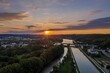 Bild einer Luftaufnahme mit einer Drohne der Stadt Regensburg bei Sonnenuntergang, Deutschland
