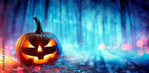 Cuadros en Lienzo Pumpkin In Defocused Spooky Forest At Night - Halloween Concept