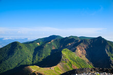 那須の山々と、茶臼岳の途中にある峰の茶屋