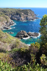 Wall Mural - Côtes de l'île de Porquerolles, au large de la ville d’Hyères, panorama sur les falaises des Gorges du Loup au bord de la mer Méditerranée (France)