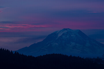 Wall Mural - sunrise over the mt rainier