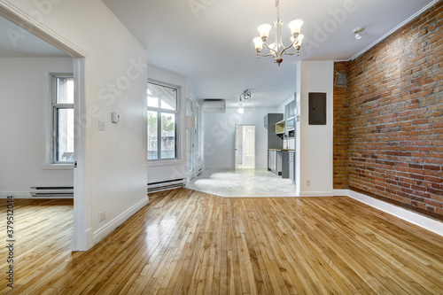 Fotomural Real estate photography - Empty renovated apartment in Montreal
