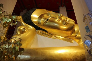 golden buddha statue