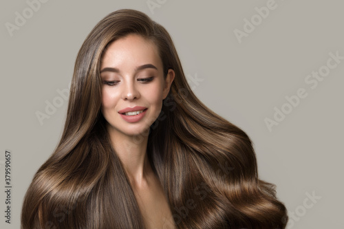 Fotografía portrait of beautiful smiling brunette woman with wavy hair