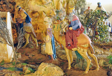 Los Reyes Magos. El Belén De La Natividad Realizado Con Pequeñas Figuras De Cerámica Coloreadas A Mano En Los Hogares Españoles.