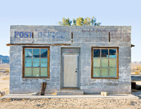 Fototapete - Abandoned Post Office
