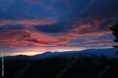 Fotomural Pink clouds at dawn in the scythe saw