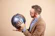 © Gener Vázquez - hombre joven mexicano juega con globo terraqueo retrato