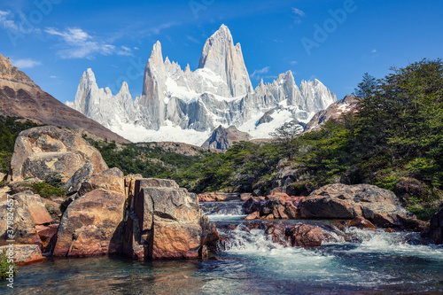 Fotomural Glacial river rising from the Fitz Roy Mountains near El Chalten, in southern Patagonia, on the border between Argentina and Chile