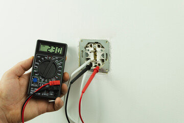 Measuring the voltage in an old outlet