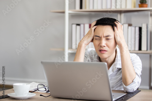 Fotografía asian caucasian businessman unhappy strain work