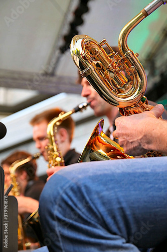 Fotografía Detailansicht der Ventile und Windungen eines Baritonsaxofons während eines Big Band Konzertes