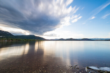 Naklejka na meble Vue en longue exposition sur le lac du Salagou par temps nuageux (Occitanie, France)