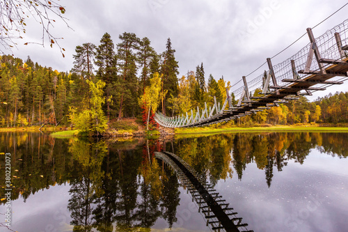 Fotografía The suspension bridge in the beautiful autumn forest, Oulanka national park, Fin