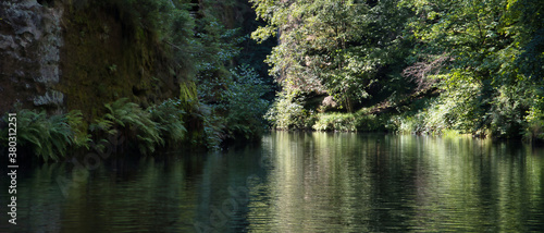 RZEKA W GÓRACH. CZESKA SZWAJCARIA, WĄWÓZ EDMUNDA, REPUBLIKA CZESKA