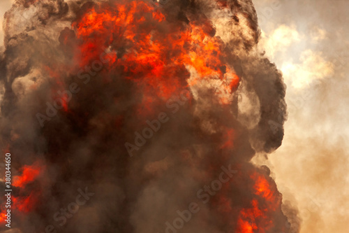Fotografía Large column of fire and smoke from munitions explosion