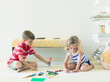 © Jessica Peterson/Tetra Images - Boy and girl (4-5, 6-7) sitting on floor and drawing