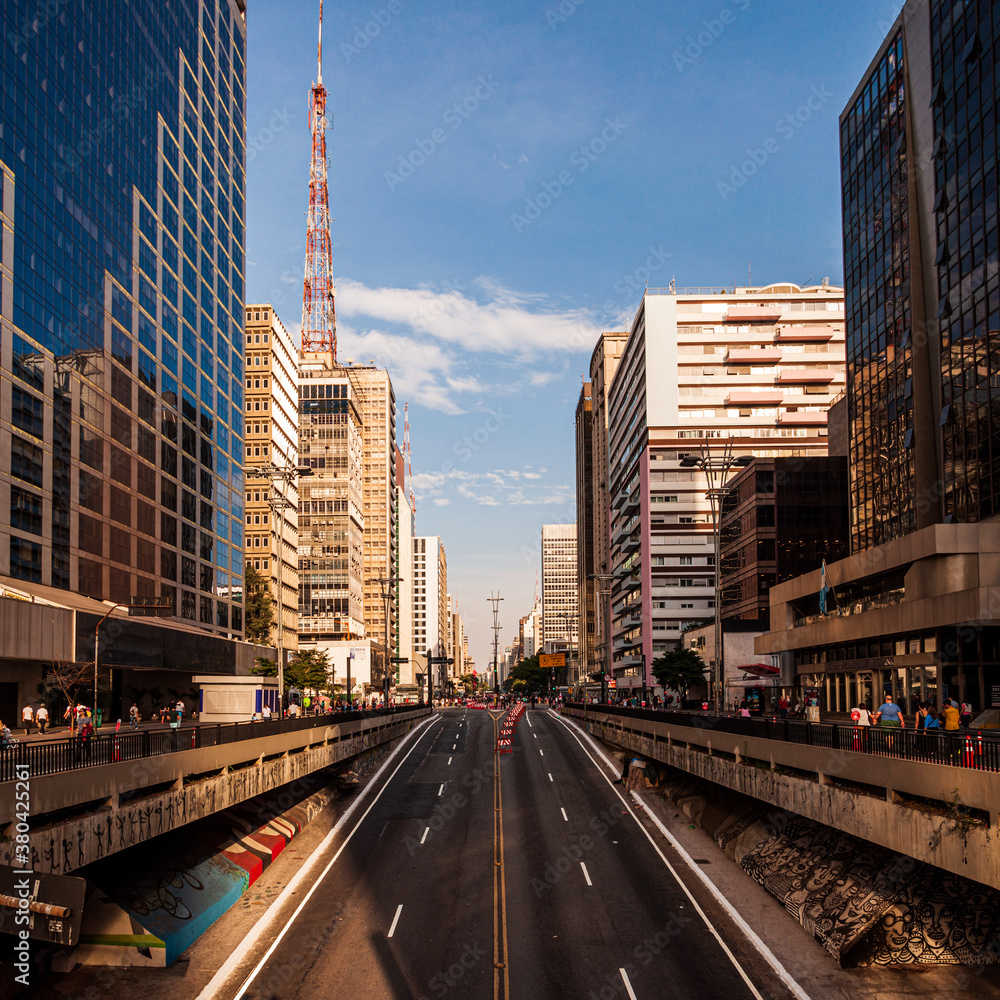 foto-view-of-avenida-paulista-with-buildings-in-s-o-paulo-with-blue-sky