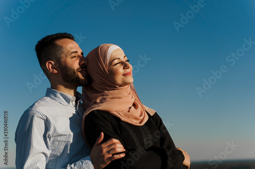 Fotografía Muslim love story on the blue sky background