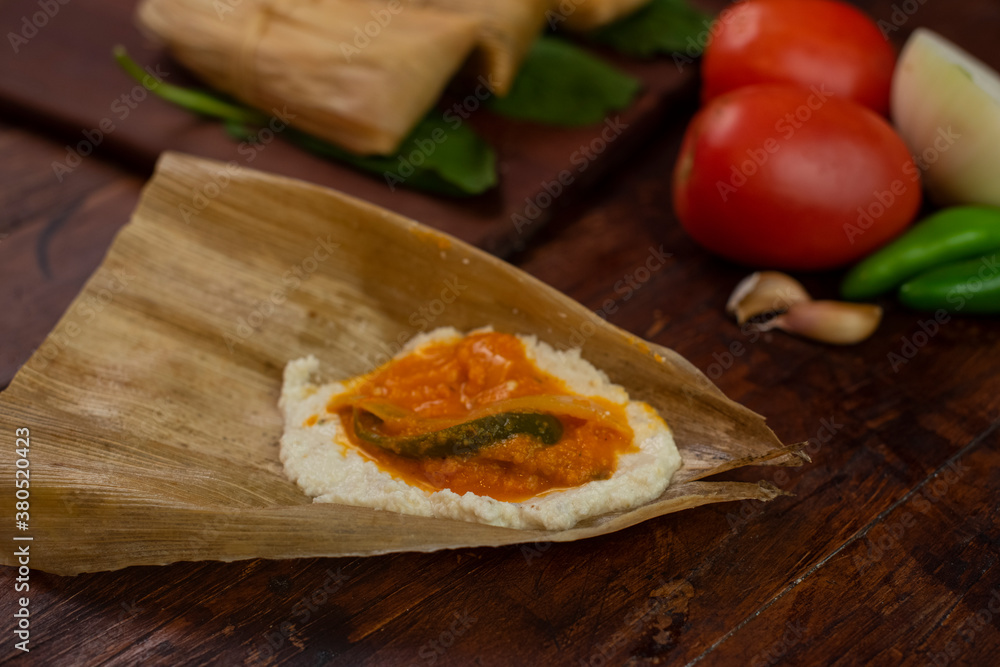 Tamales mexicanos hoja de maiz salsa tomate rojo chile queso platillo