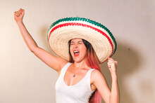 Joven Mujer Mexicana Gritando Emocionada Por Día De La Independencia De México Viva Con Sombrero