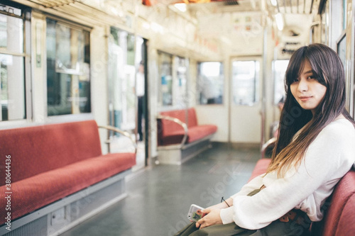 女性 春 電車 シート 日本人 日本 代の ポートレート ブルネット アジア人 ロングヘア 長髪 茶髪 前髪ぱっつん 前髪 日常 ライフスタイル 微笑み こちらを向いた うっとりさせる魅力 シティ アーバン Kaufen Sie Dieses Foto Und Finden 女性 春 電車 シート 日本人 日本 代の ポートレート ブルネット アジア人 ロングヘア 長髪 茶髪 前髪ぱっつん 前髪 日常 ライフスタイル 微笑み こちらを向いた うっとりさせる魅力 シティ アーバン Kaufen Sie Dieses Foto Und Finden