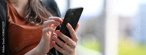 Fotografía Young beautiful woman using smartphone for social media contacts