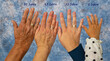 Vier Hände im Alter von jeweils 93 Jahren, 63 Jahren, 33 Jahren und 2 Jahren vor einem blau marmorierten Hintergrund Altersangaben in Textform