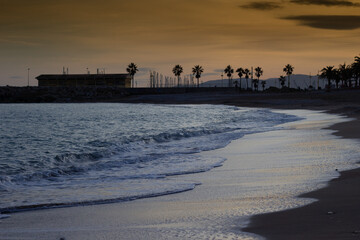 Playa de localidad en el mar mediterráneo en el atardecer 