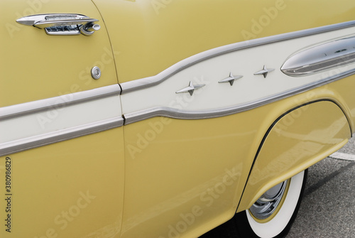 Fotomural Yellow 1957 Pontiac Laurentian v8 back end
