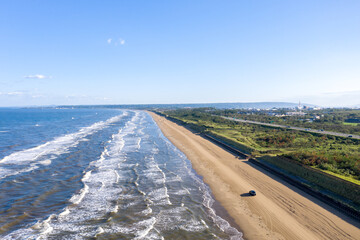 早朝の千里浜なぎさドライブウェイ、のと里山海道（背景は輪島市方向）