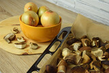 Fototapeta Kuchnia - suszone grzyby i cebula w kuchni