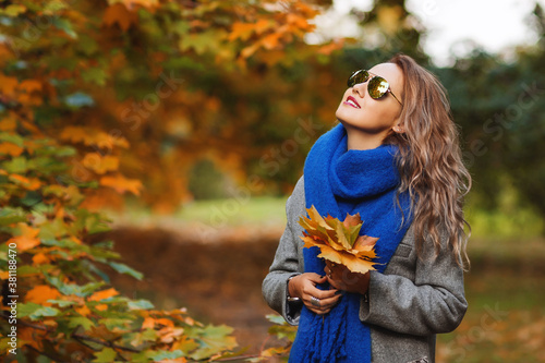 Fotomural Outdoors lifestyle fashion image of happy pretty girl walking on the sunny autumn park