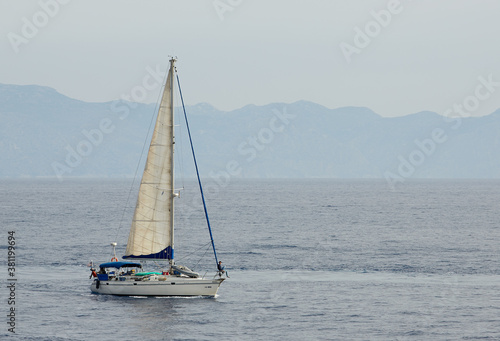 Fototapety żeglarstwo  jacht-zaglowy-na-tle-morza-grecja